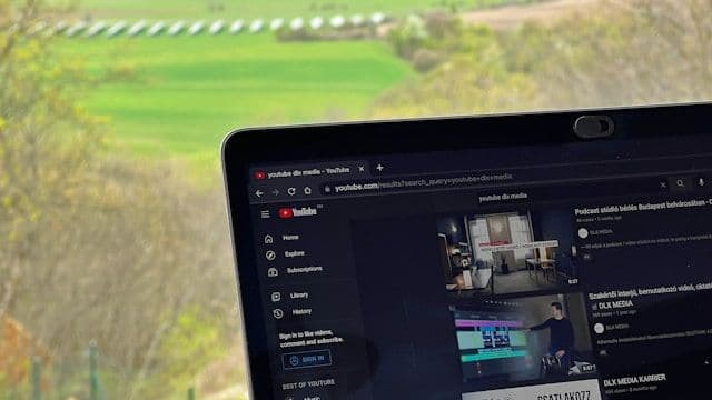 laptop mit youtube browser tab